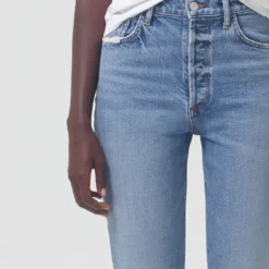 AGOLDE Riley High Rise Long Straight Jean - Cove -Deals Moda Zoom Store A90901 370 RILEY LONG COVE 123 600x bec1f3f0 3a64 41e4 aebf f331f4b0e279