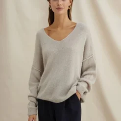 Hailey V-Neck Sweater -Deals Moda Zoom Store IMAGERESIZE 4 590x 4624869b 7f76 49f6 b18e 973017acf2c6